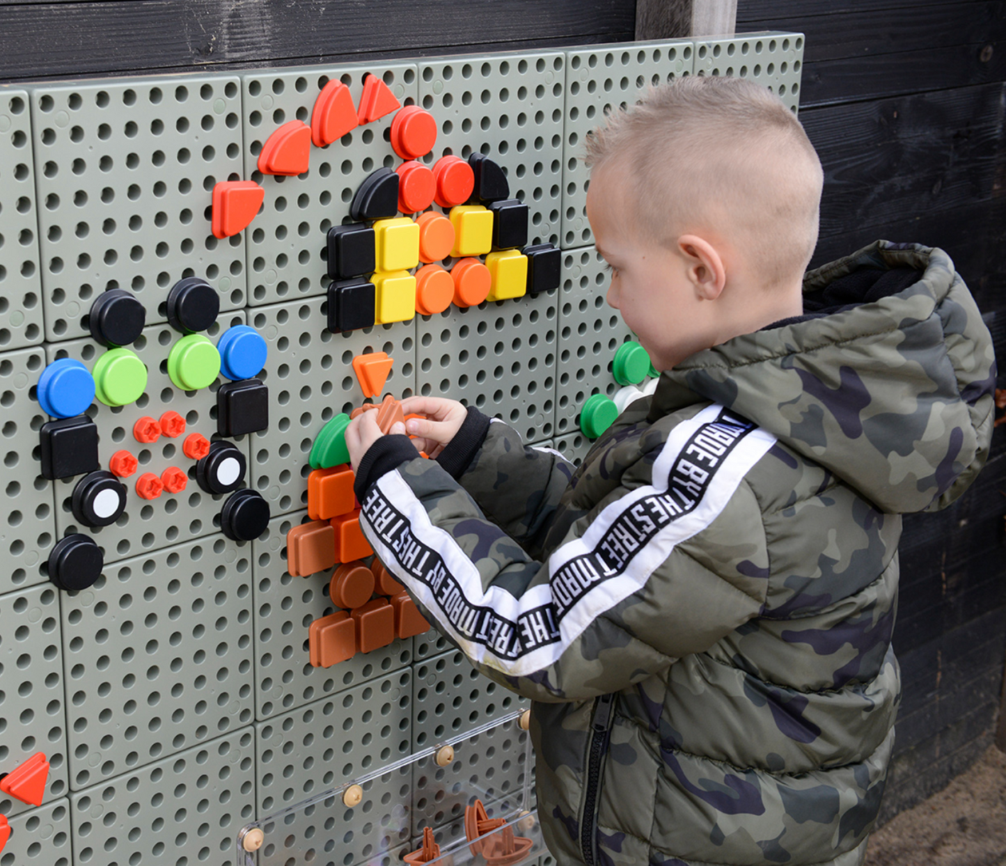 STEM WALL - 32 Piece Geometric Shape Pegs (8 Colours)