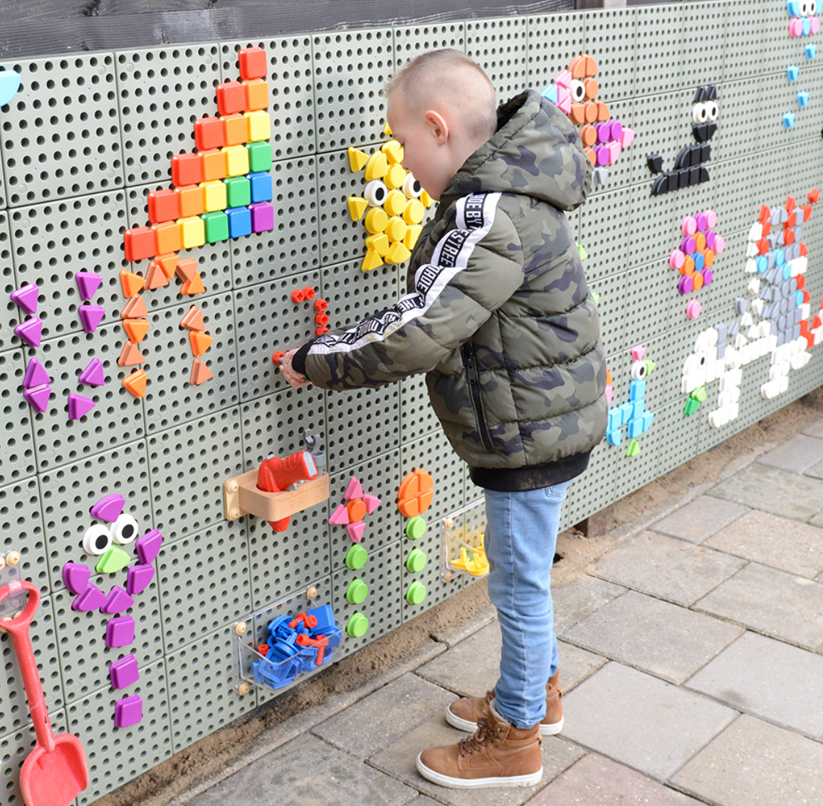 STEM WALL - 32 Piece Geometric Shape Pegs (8 Colours)