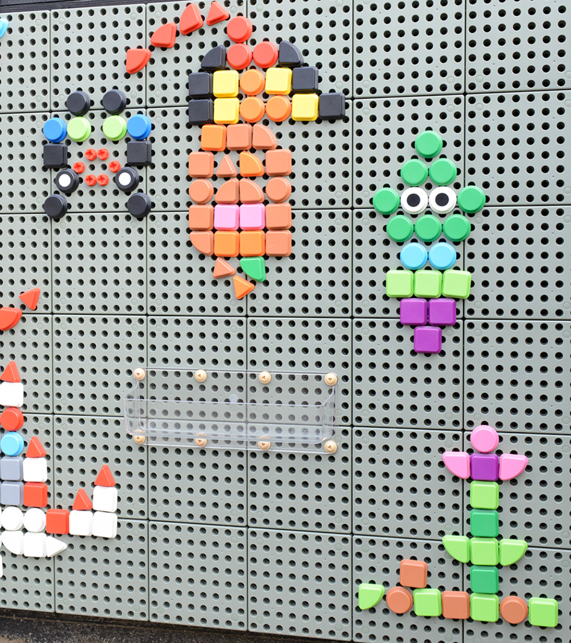 STEM WALL - 32 Piece Geometric Shape Pegs (8 Colours)